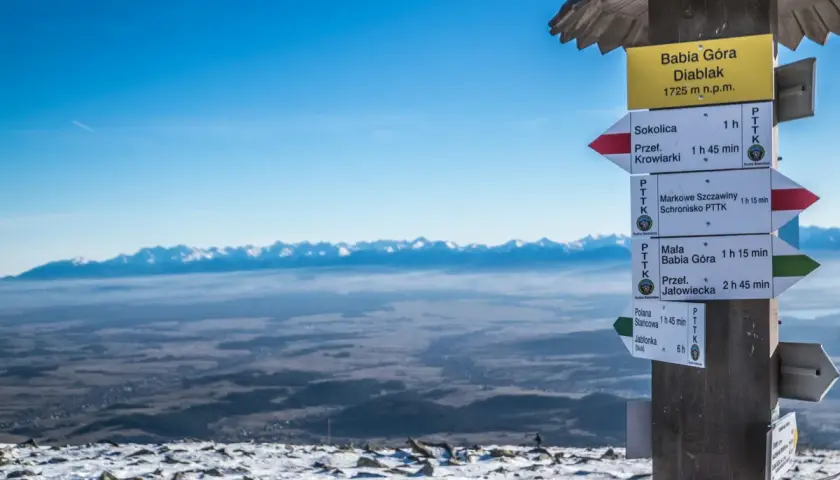 Droga na szczyt Babiej Góry, której wysokość to 1725 m n.p.m., prowadzi przez malownicze szlaki.
