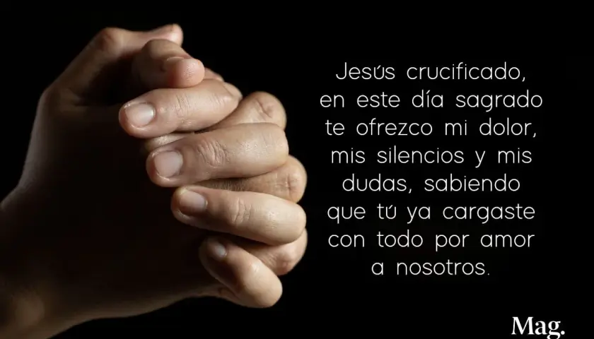 Manos unidas en oración, reflejando la fe y la esperanza en oraciones cristianas cortas.