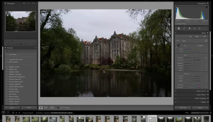 Edycja zdjęcia w Lightroom Classic, z widocznym budynkiem i jeziorem. Panel po prawej pokazuje narzędzia do color grading, w tym suwaki ekspozycji i balansu bieli.