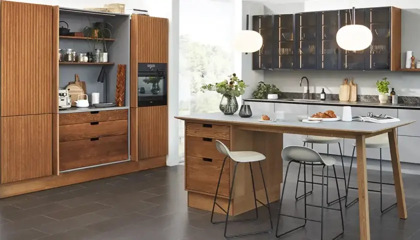 En modern köksö med barstolar, perfekt för en mysig kaffebar hemma. Trädetaljer och stilren design.