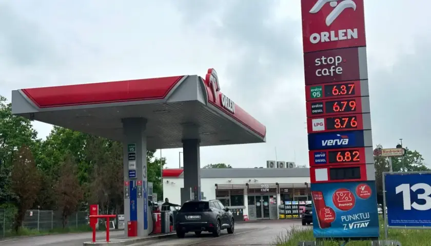 Cena LPG na Orlenie to 3,76 zł. Na tablicy widać też ceny benzyny i diesla.