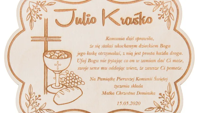 Drewniana tabliczka z motywem komunijnym: kielich, hostia, winogrona, chleb i krzyż.