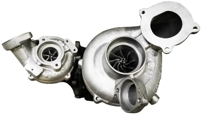 Dwa turbosprężarki, jedna mniejsza, druga większa, tworzą potężny system turbo hybrydowe.