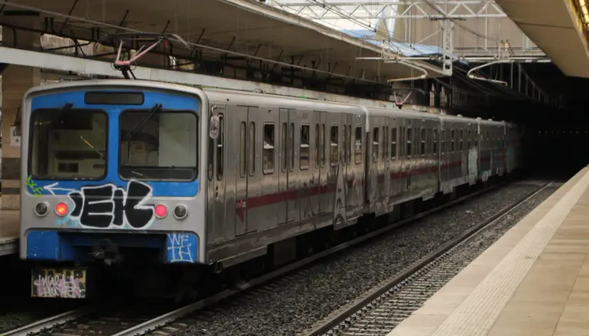 Treno della metro B1 di Roma, con graffiti sul frontale, si ferma in stazione prima di entrare in galleria.