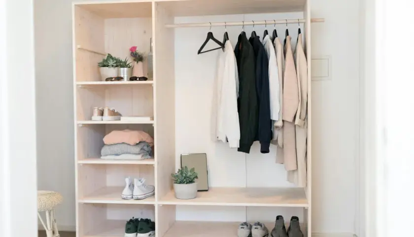 Ein offener Kleiderschrank selber bauen: Holzregal mit Kleiderstange, Schuhen und Deko.