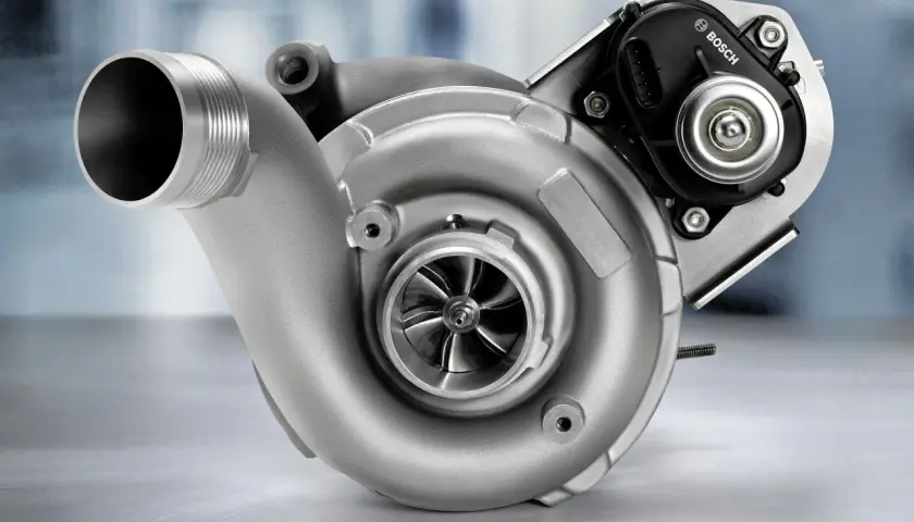Nowoczesna turbosprężarka Bosch z precyzyjnym wirnikiem i elektronicznym sterowaniem, zapewniająca podtrzymanie turbo dla lepszych osiągów.