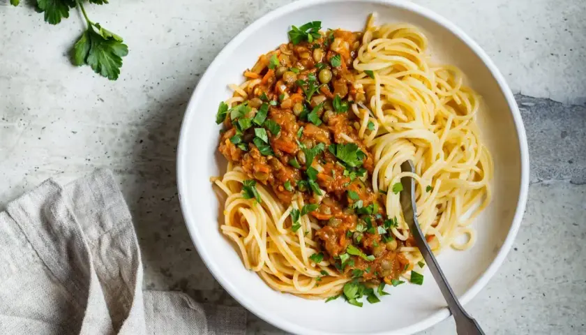 Pyszne spaghetti z sosem z soczewicy i warzyw. Zdrowe i sycące danie, idealne dla dbających o spaghetti kcal.