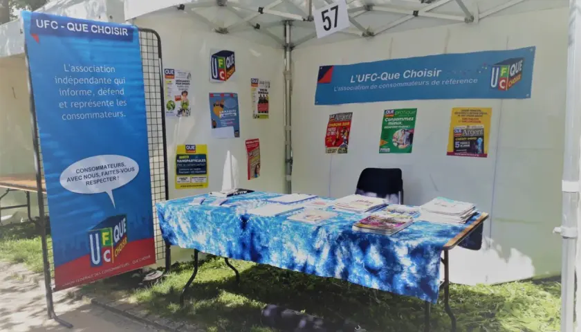 Stand UFC-Que Choisir avec affiches sur les droits des consommateurs. L'association informe, défend et représente les consommateurs.