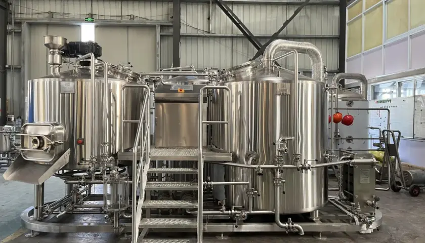 Gros équipement de brasserie en acier inoxydable, prêt pour le processus de fabrication de bière. Un système de désinfectant bière est intégré pour assurer la pureté.