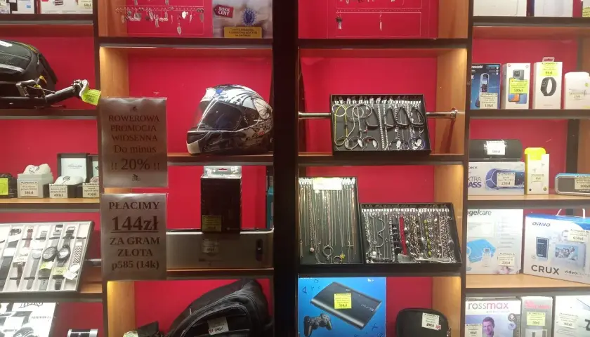 Jak działa zastaw w lombardzie? Zobacz promocje na złoto i biżuterię. W ofercie kaski, zegarki, konsole.