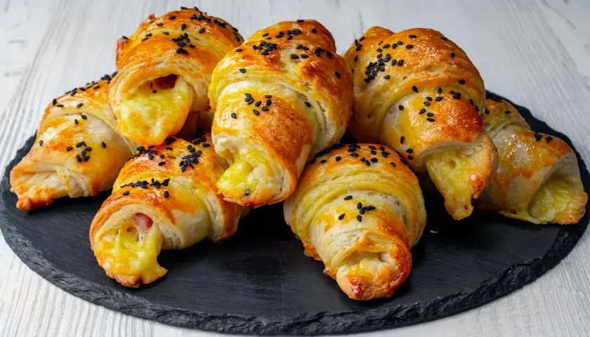 Rogaliki drożdżowe lub półfrancuskie bez jajek - przepis krok po kroku