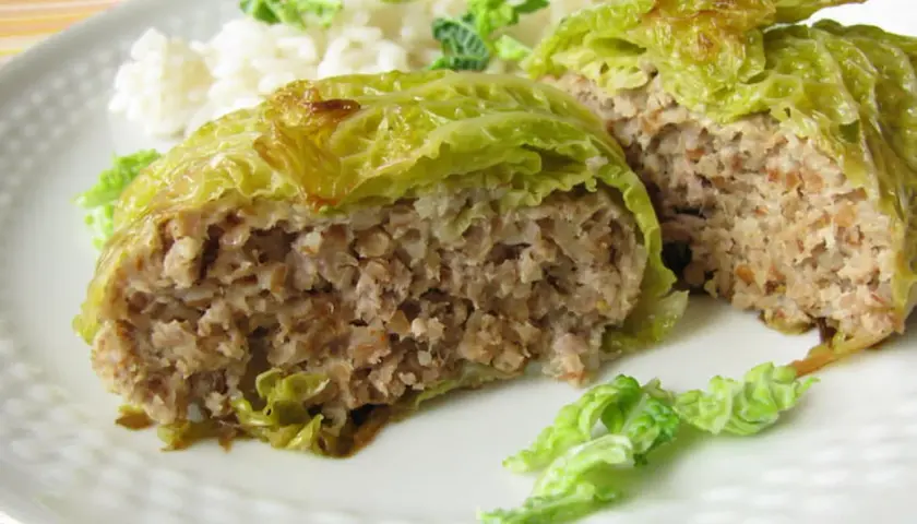 Chou farci savoureux, une recette chou farci rapide et facile à préparer. Servi avec du riz et des feuilles de chou tendres.
