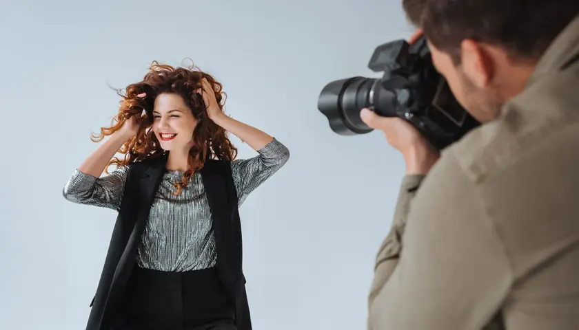 Jak znaleźć modelkę do zdjęć? Przewodnik dla każdego fotografa