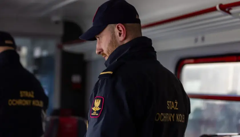 Strażnik kolejowy czuwa nad bezpieczeństwem podróżnych. W razie potrzeby użyje hamulec bezpieczeństwa w pociągu.