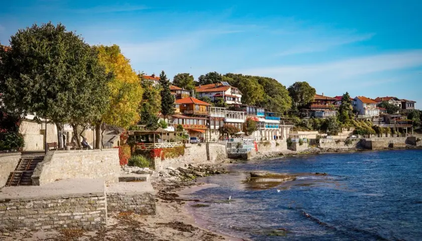 Malownicze wybrzeże w Bułgarii, Nessebar. Domy z czerwonymi dachami wznoszą się na wzgórzu nad morzem.
