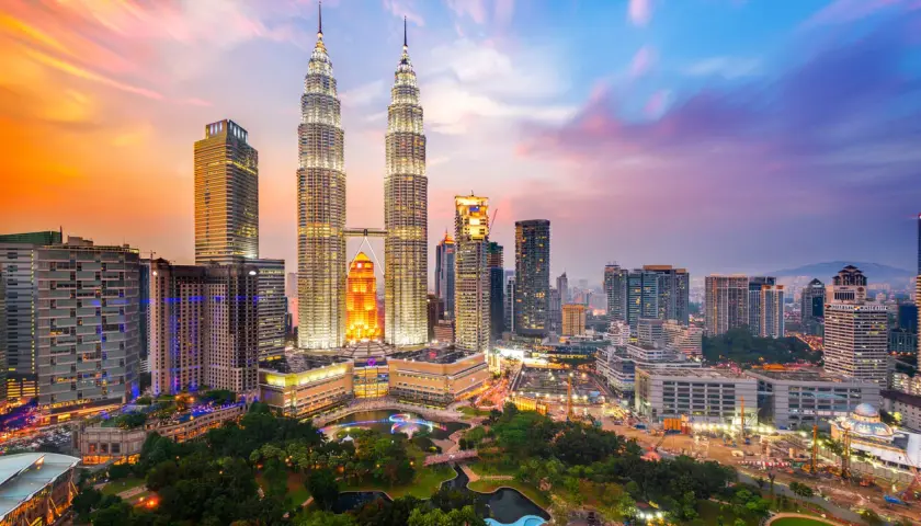 Wieczorne niebo nad Kuala Lumpur, zdominowane przez wieże Petronas. Pogoda sprzyja podziwianiu panoramy miasta.