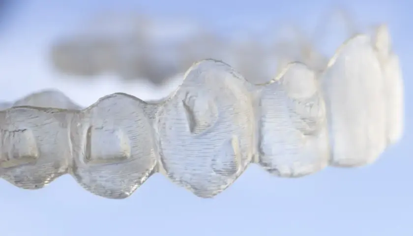 Alineador transparente para atache ortodoncia, mostrando la precisión del tratamiento dental.