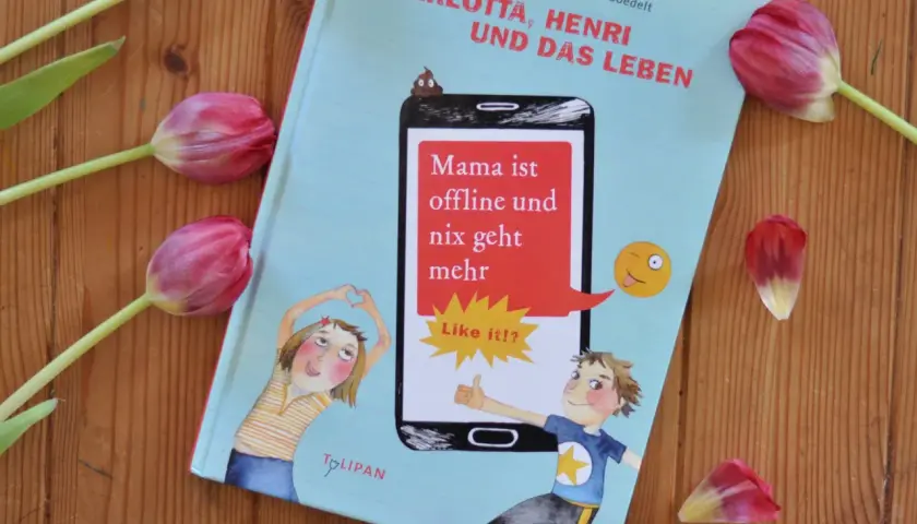 Buchcover "Carlotta, Henri und das Leben": Mama ist offline und nix geht mehr. Ein Buch über den Umgang mit Technik, mit Tulpen dekoriert.