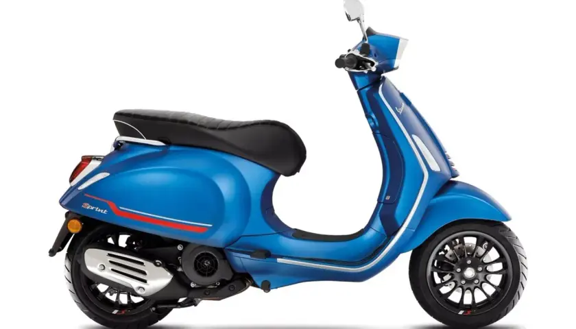 Un modelo Vespa 125 azul brillante, con detalles deportivos y asiento negro.
