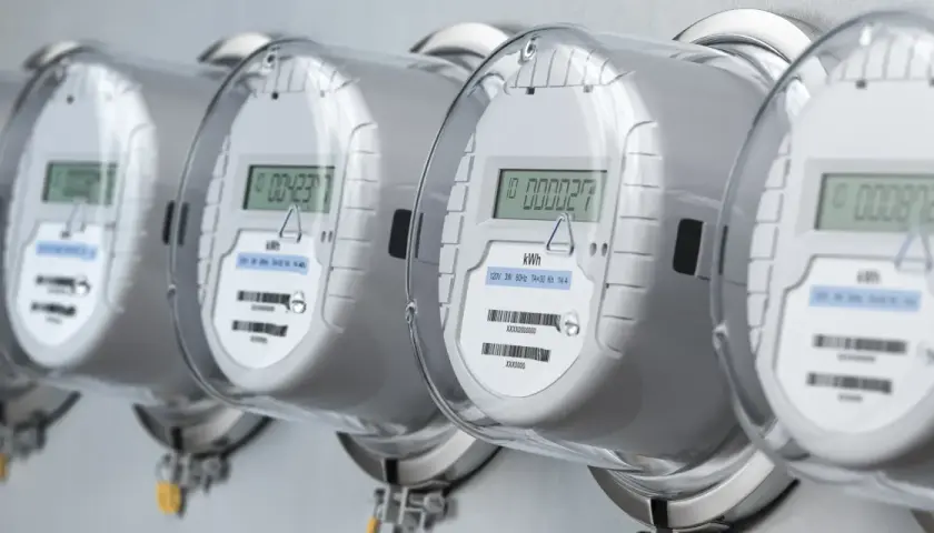 Rząd nowoczesnych liczników energii elektrycznej z cyfrowymi wyświetlaczami.