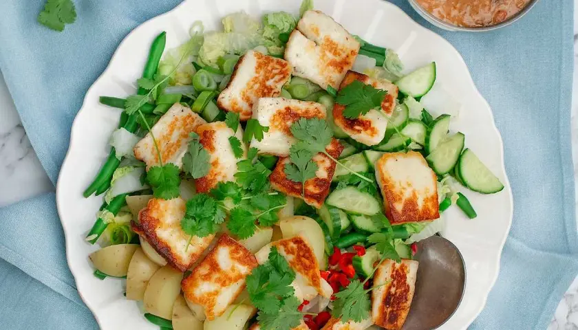 En härlig gado gado-inspirerad sallad med stekt halloumi, potatis, gröna bönor, gurka och en krämig jordnötsdressing.