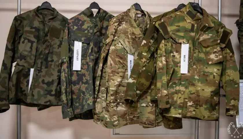 Różne rodzaje kamuflażu na mundurach wiszących na wieszakach. Od lewej: polski wz. 93, wz. 85, Multicam, WS 31.