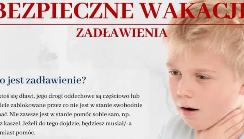 Chłopiec trzyma się za gardło, sygnalizując zadławienie. Tekst informuje o tym, jak pomóc w takiej sytuacji, wspominając o chwycie Heimlicha.