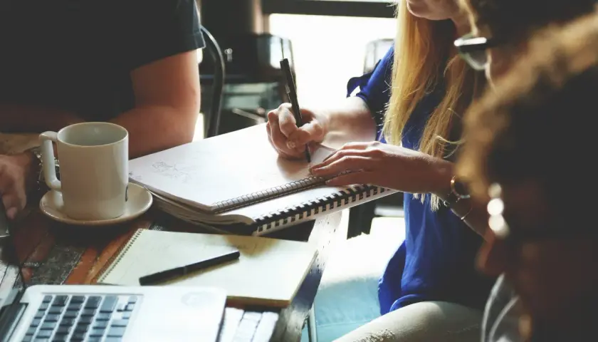 Studenten lernen und schreiben Notizen. Die Diskussion könnte sich um die **Aufsichtspflicht Schule Urteile** drehen, während sie sich auf ihre Ausbildung konzentrieren.