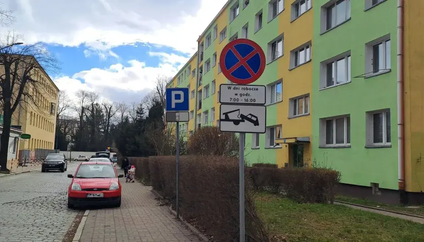 Znaki drogowe informują, gdzie nie można się zatrzymywać, zwłaszcza w dni robocze w godzinach 7:00-16:00, grozi odholowanie.