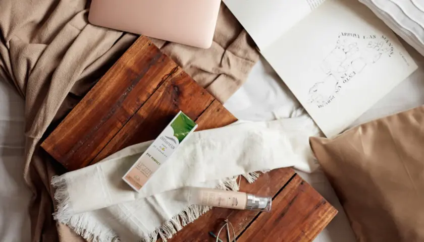 Crema contorno de ojos Atlantia con aloe vera, destacando sus propiedades para la piel.