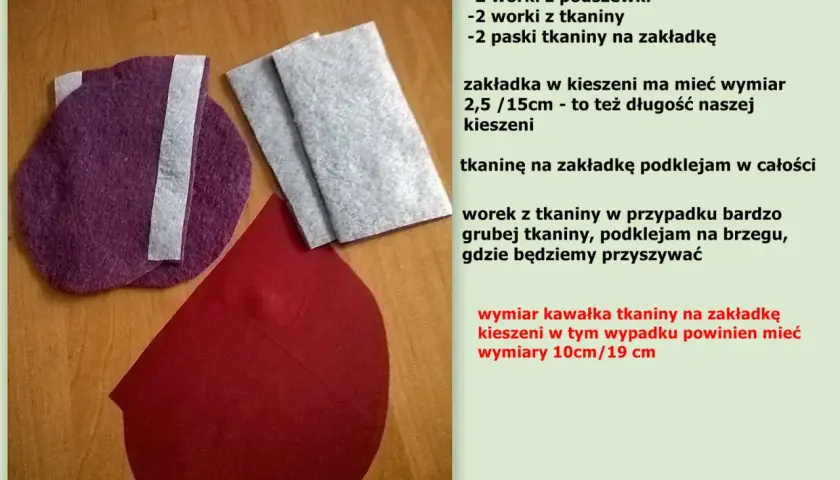 Materiały do uszycia kieszeni z wypustką: fioletowy element z taśmą, dwa szare prostokąty, czerwony półokrąg.