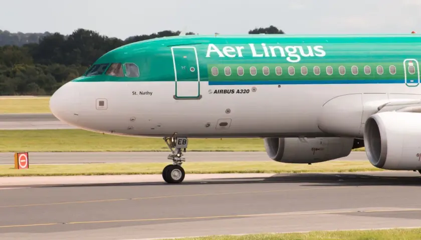 Samolot Airbus A320 linii lotniczych Aer Lingus z napisem "St. Nathy" na kadłubie, gotowy do startu.