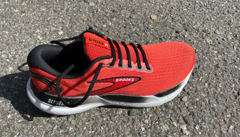Czerwone buty do biegania Brooks Glycerin 21 na asfalcie. Dowiedz się, jak wiązać buty do biegania, by były wygodne.