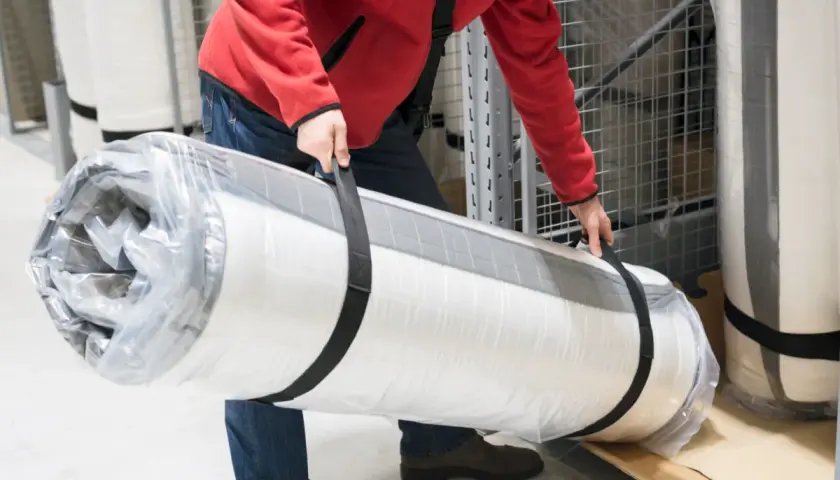 Jak zapakowany jest materac IKEA? Różnice między pakowaniem płaskim a rolowanym