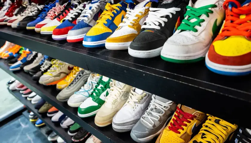 Regale voller bunter Sneaker der Nike Firma. Von knalligem Gelb bis zu klassischem Schwarz, eine wahre Fundgrube für Schuhliebhaber.