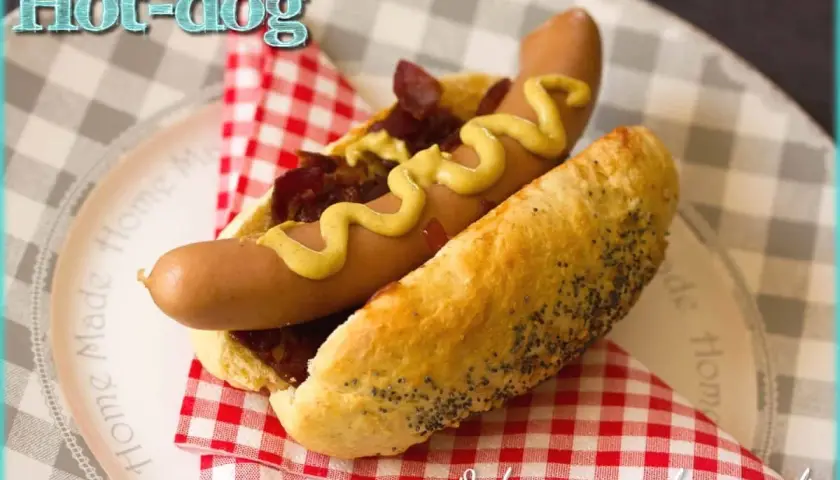 Un hot-dog gourmand avec un pain aux graines de pavot, garni de saucisse, oignons caramélisés et moutarde. Parfait pour une recette pain hot dog facile.