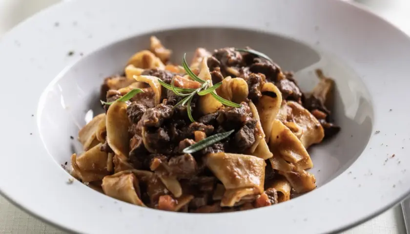 Pâtes fraîches avec un riche civet de bœuf mijoté au vin rouge, garni de romarin. Un plat réconfortant parfait pour les soirées d'automne.