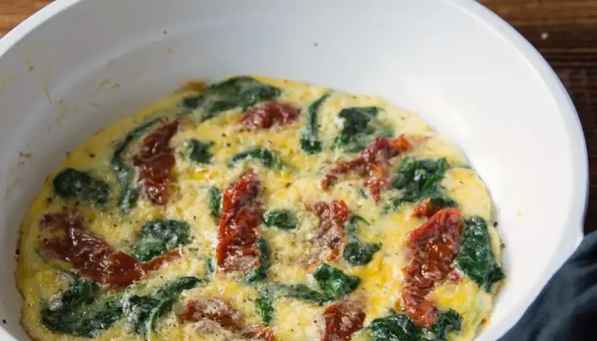 Najlepszy przepis na omlet ze szpinakiem i suszonymi pomidorami - krok po kroku