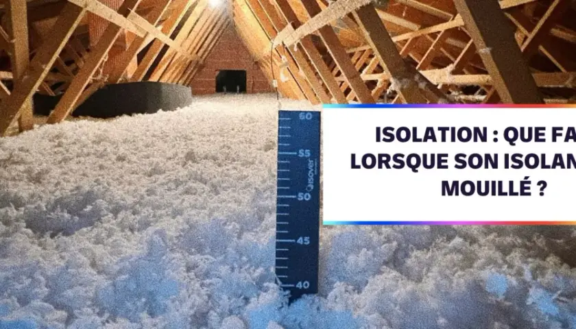 Isolation de combles avec de la laine de coton. L'humidité présente un danger pour cet isolant.
