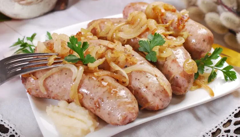 Jak parzyć kiełbasę? Nigdy więcej suchej i pękającej!