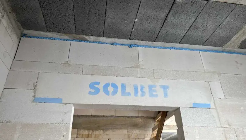 Dylatacja posadzki z pianki montażowej na styku ścian z bloczków SOLBET i stropu.