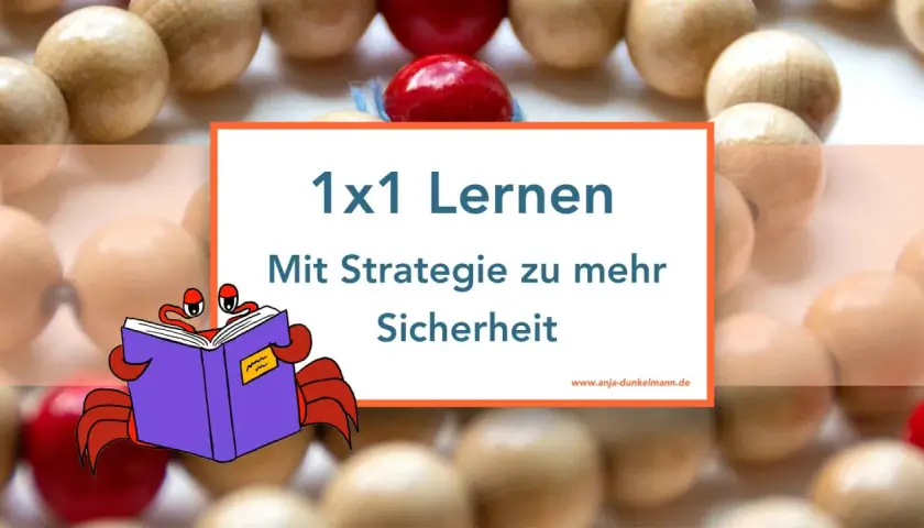 Ein kleiner Krebs liest ein Buch über das kleine 1x1. Text: "1x1 Lernen. Mit Strategie zu mehr Sicherheit.