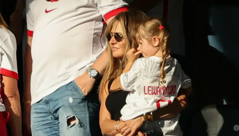 Anna Lewandowska tuli córkę Klarę na mecz. Dziewczynka ma na sobie koszulkę z nazwiskiem "Lewandowski".