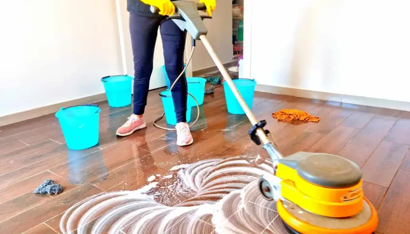 Pulizia profonda del gres porcellanato effetto legno con lucidatrice. Un metodo efficace per capire come pulire il gres porcellanato effetto legno.