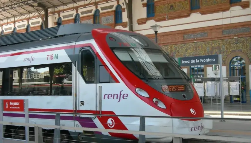 Tren Renfe en Jerez de la Frontera, listo para viajar a Madrid.