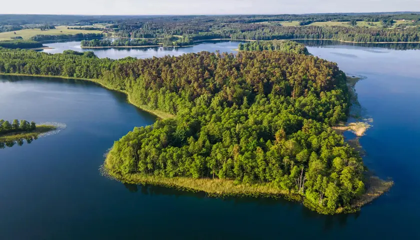 Jezioro Pluszne: Perła Warmii? Odkryj spokój i aktywne atrakcje!