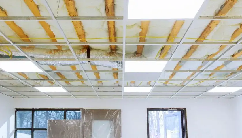 Jak zrobić podwieszany sufit w salonie: 8 kroków do sukcesu