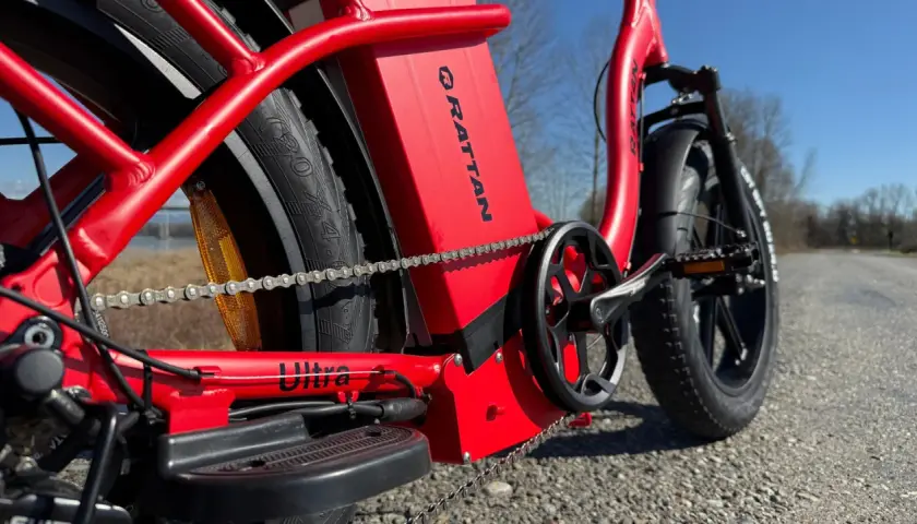 Czerwony rower elektryczny RATTAN z widoczną baterią. Zastanawiasz się, jaka bateria do roweru elektrycznego będzie najlepsza? Ten model pokazuje, jak zintegrowana jest bateria.
