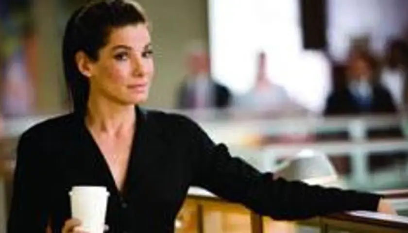 Sandra Bullock, znana z ról filmowych, z filiżanką w dłoni. Jej pochodzenie jest fascynujące.