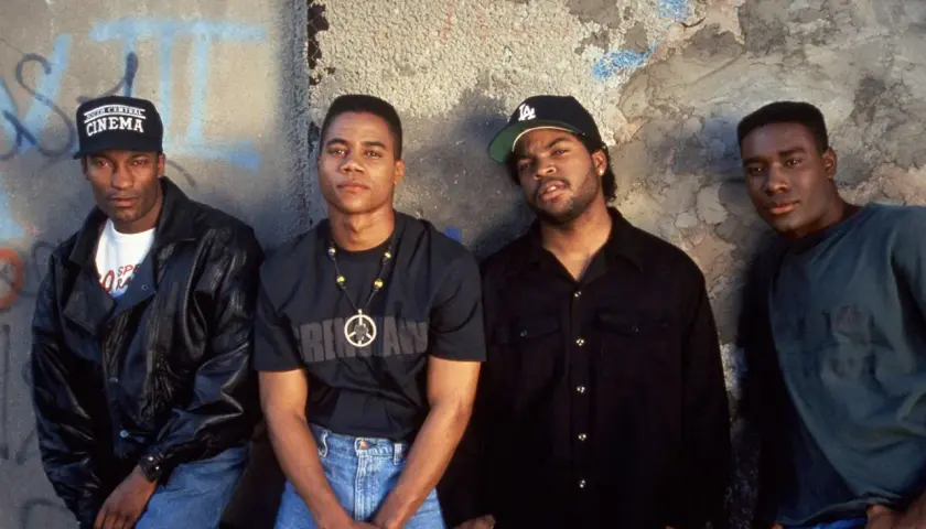 Rollistan i Boyz n the Hood: Ice Cube, Cuba Gooding Jr., Morris Chestnut och Nia Long poserar framför en vägg med graffiti.
